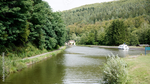 Schleuse 18, die erste funktionstüchtige verbliebene Schleuse der Schleusentreppe und dem Schleusenwärterpfad in Arzviller, Teil des Canal de la Marne au Rhin