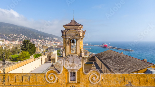 Vue en drone sur le clocher du palais des Gouverneurs avec en arrière plan, la ville et le port de Bastia. 