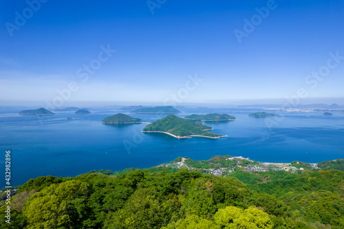 新緑が美しい初夏の紫雲出山からの瀬戸内海