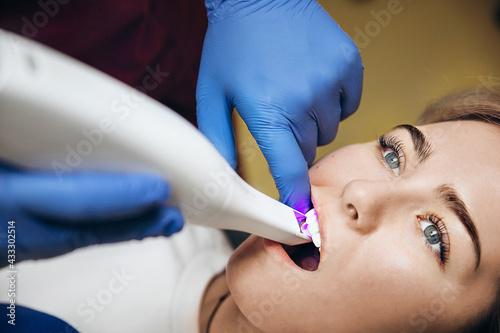 The dentist scans the jaw and creates a 3D model on the computer for the manufacture of a denture