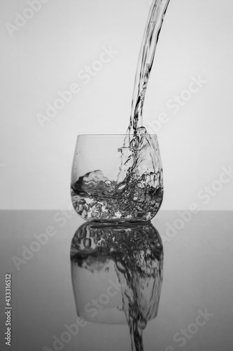 woda nalewana do szklanki