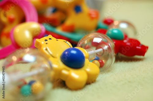 Dziecięce zabawki pełne kolorów