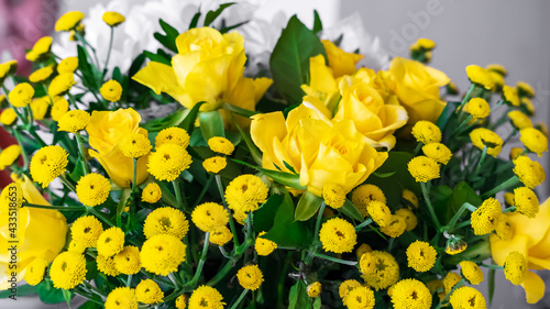 bukiet z intensywnie żółtych kwiatów