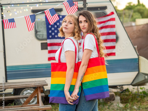 Pareja lesbiana celebrando el 4 de julio