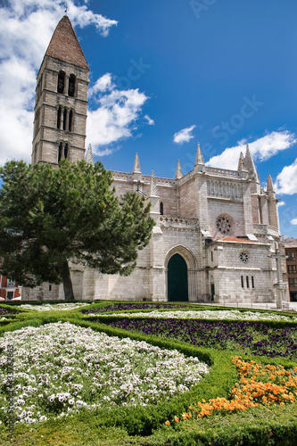 Iglesia de Santa María la antigua de estilo gótico isabelino y renacentista en Valladolid, España