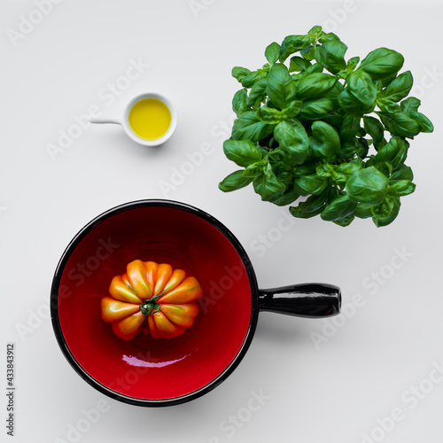 pomidor z bazylią i oliwą 