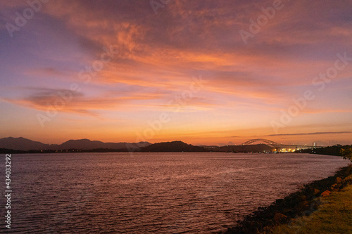 canal-panama-atardecer-sunset-puente-de-las-amaricas-mar-pacifico-montaña Bridge over the sea