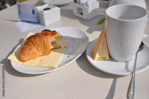 Croissant i herbata w kawiarence we Włoszech