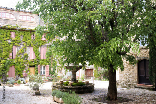 Das alte Bergdorf Saignon, Provence, Frankreich
