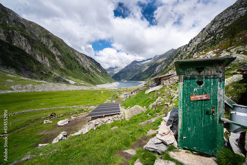Toilettenhäuschen/Plumpsklo im Freien in Klein Tibet in den österreichischen Alpen bei Mayrhofen