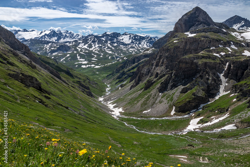 Vallon du Breuil et Glacier du Ruitor , Paysage des Alpes Grées au printemps , Col du Petit Saint-Bernard , Italie