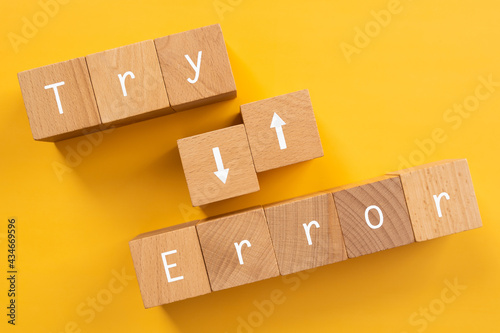 トライアンドエラー｜「Try Error」と書かれた積み木