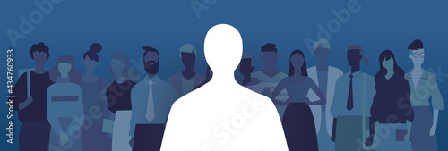 Silhouette di un candidato anonimo scelto su un gruppo di persone in attesa della selezione