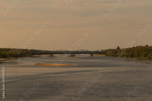 most kolejowy przez rzekę 