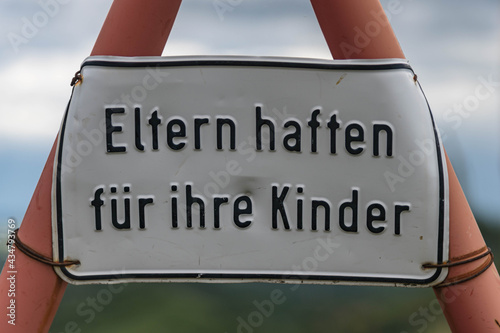 Schild Eltern haften für ihre Kinder