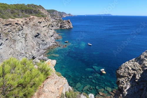 Panorama sur l'eau bleue de la mer Méditerranée et la côte sud de l’île de Porquerolles, au large de la ville d’Hyères, calanque de l’Indienne (France)