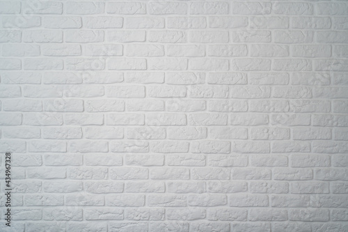 biała ceglana ściana
