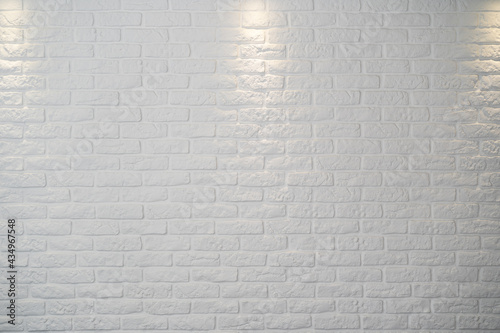 biała doświetlona ceglana ściana