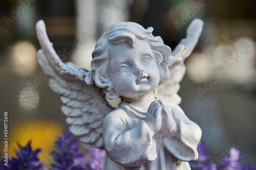 figurka anioła na grobie, cmentarz