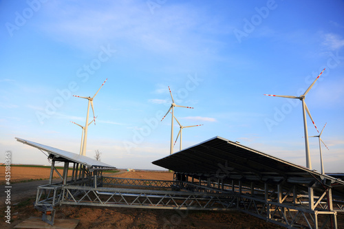 Panele fotowoltaiczne i turbiny wiatrowe, ferma.