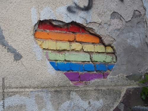 Barwna tęcza namalowana na starym murze