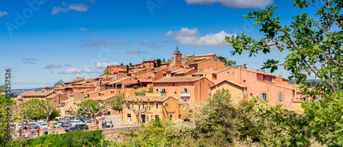 Vue du village de Roussillon, dans le Lubéron, sud de la France. Village coloré avec façades de couleur ocre. 