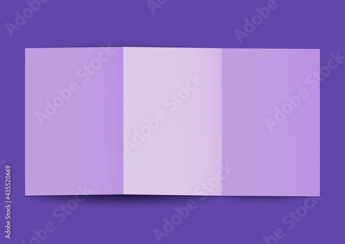 Pusta broszura. Ulotka składana akordeonowa. Mock up w jasnym fioletowym kolorze na ciemniejszym tle.