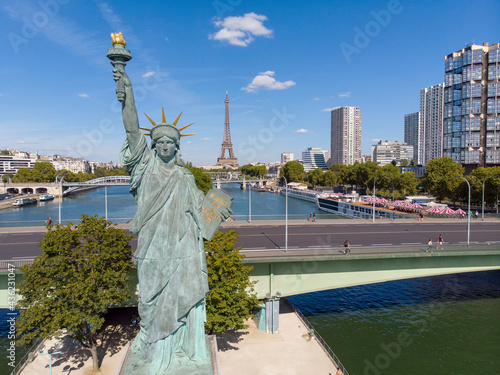 Statue de la Liberté à Paris avec la Tour Eiffel en arrière plan..Statue of liberty in Paris with the Eiffel Tower in the background