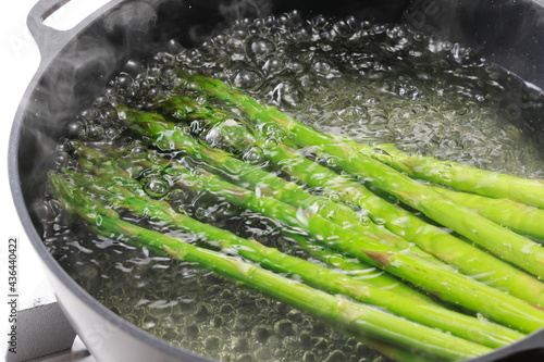 鍋で茹でているグリーンアスパラガス Asparagus boiled in a pot