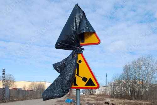 Znak ostrzegawczy roboty drogowe zasłonięty czarną folią