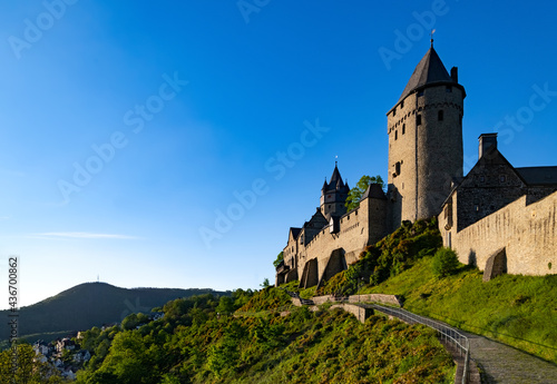 Burg Altena Sauerland Deutschland Jugendherberge Lennetal Ritter Lenne Hügel Wald Sehenswürdigkeit Grafschaft Mark Castle First Youth Hostel in the World Denkmal Monument Attraktion