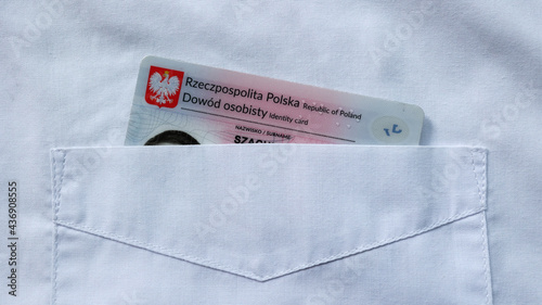 Polski dowód osobisty identyfikujący osoba. 