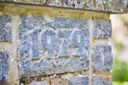"1979" is carved into a stone. The year 1979 began with the expulsion of the Khmer Rouge from Cambodia by the invasion of Vietnamese troops, which had already begun the year before. Day.