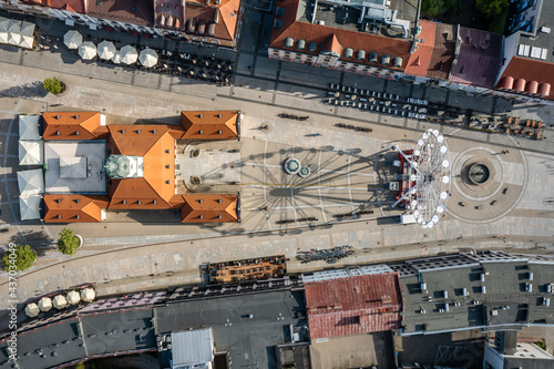 Białystok, widok z lotu ptaka na Ratusz, Rynek Kościuszki i koło widokowe