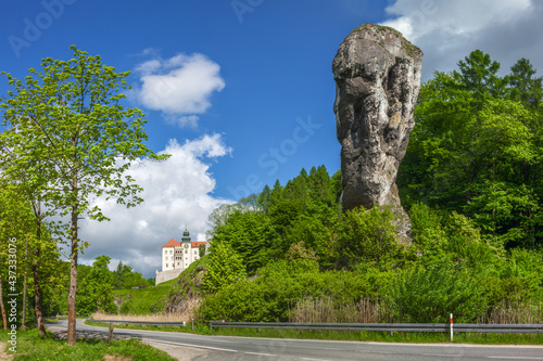 Szlak Orlich Gniazd - maczuga Herkulesa i zamek Pieskowa Skała na terenie Ojcowskiego Parku Narodowego w Polsce