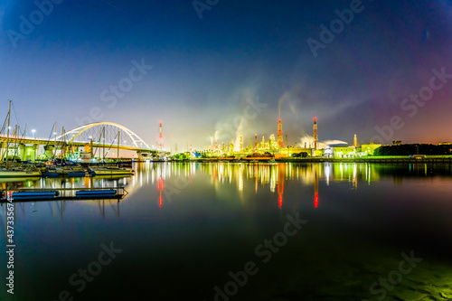 石津漁港からみた堺臨海地区の工場夜景と大橋