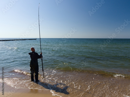 Wędkarz łowiący ryby z plaży