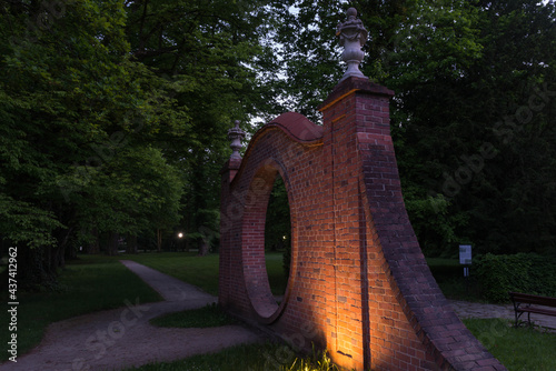 Park Dworski w Iłowej. Bramy księżycowe i parkowe fontanny w nocnej scenerii