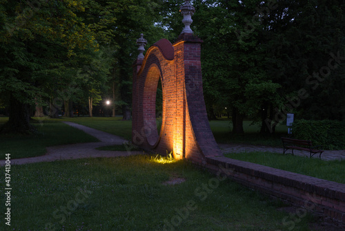 Park Dworski w Iłowej. Bramy księżycowe i parkowe fontanny w nocnej scenerii