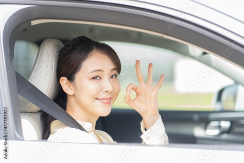 車を運転する日本人女性