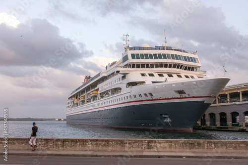 Trasatlántico atracado en el puerto de la ciudad de La Habana, Cuba