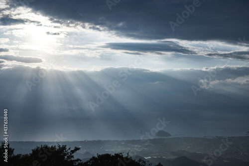 雲の切れ間から光が差し込む瀬戸内海の風景