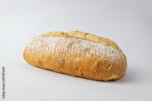 Tradycyjny chleb na białym tle.