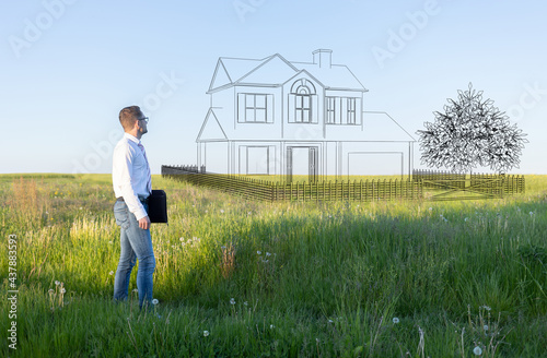 Mann/Makler, Käufer blickt auf sein Traumhaus