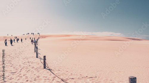 Fußspuren im Sand - Panorama Poster einer minimalistischen Szene mit Fußspuren im Sand in der Dünen Wüste an der Ostseeküste im Naturschutzgebiet Łeba (Leba) an der Lontzkedüne (polnisch Wydma Łącka)