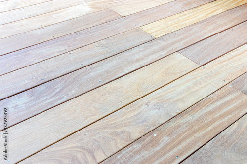 planches en bois exotique cumaru