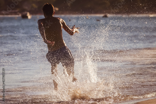 Le skimboard ou la planche de plage1 est un sport de glisse qui consiste à surfer sur une vague en se lançant de la plage. Le nom vient du verbe anglais to skim (écumer, frôler) et de board (planche)