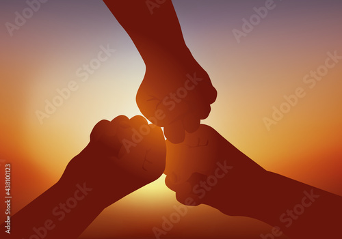 Concept de la solidarité et de l’amitié, avec trois poings unis qui symbolisent la fraternité et le partenariat.