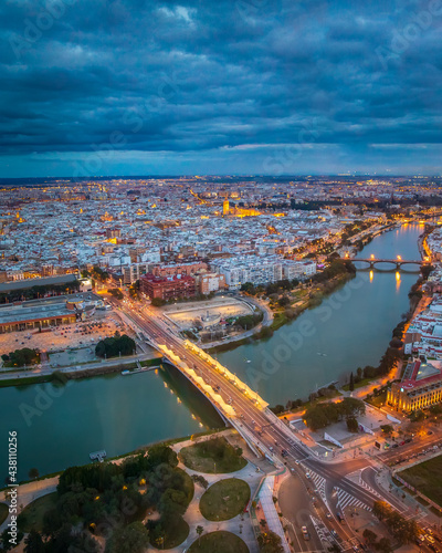 Vista aérea al anochecer en Sevilla