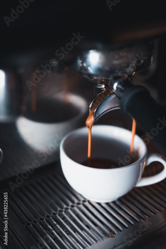 Kawa i sposób jej przygotowywania przez bariste w kawiarni.